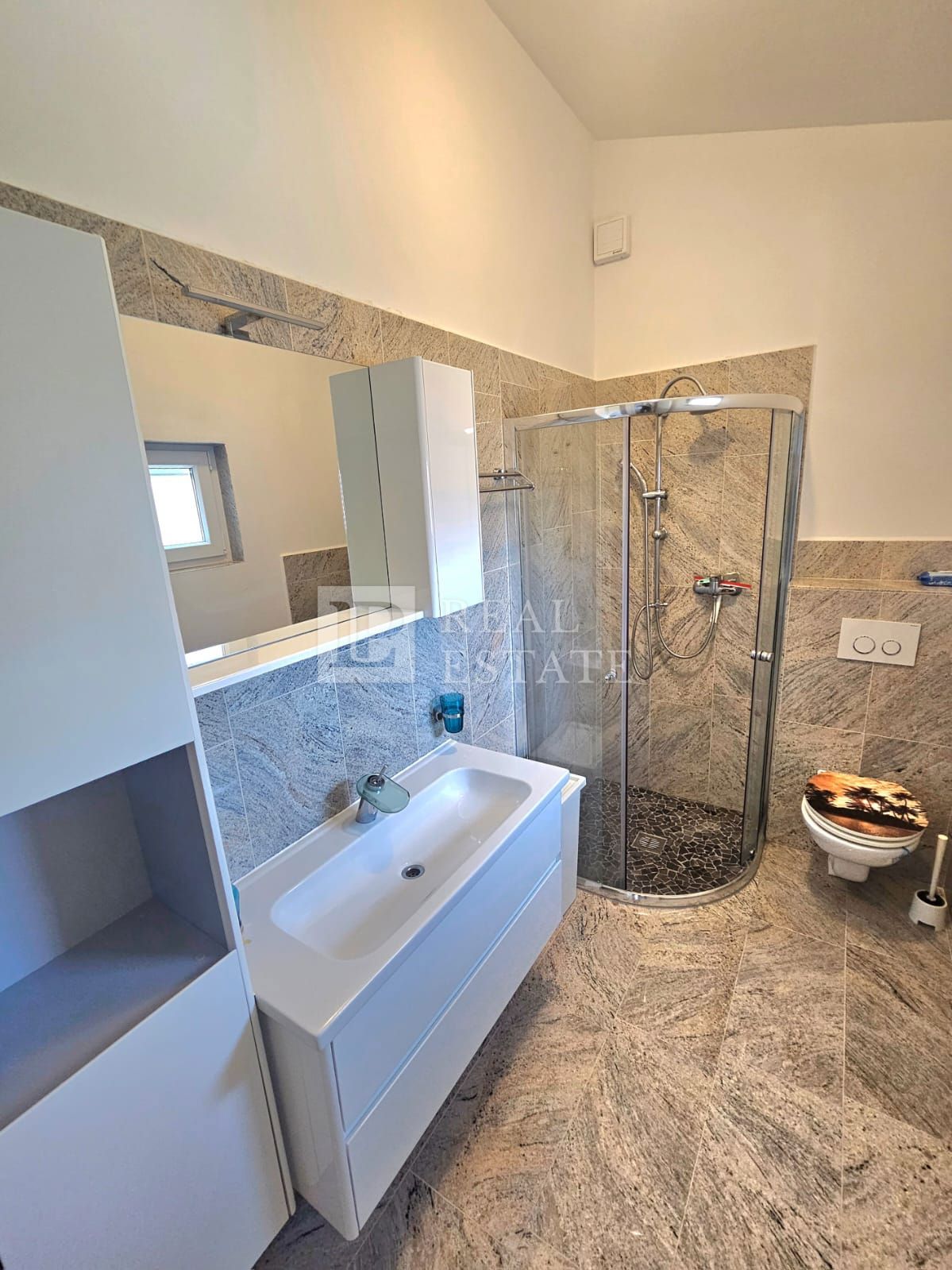JADRANOVO - spazioso appartamento con tre camere da letto e vista mare