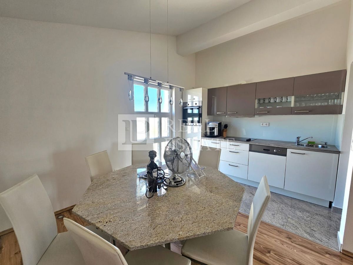 JADRANOVO - spazioso appartamento con tre camere da letto e vista mare