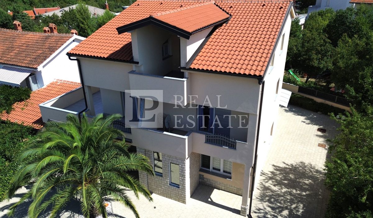 JADRANOVO - spazioso appartamento con tre camere da letto e vista mare