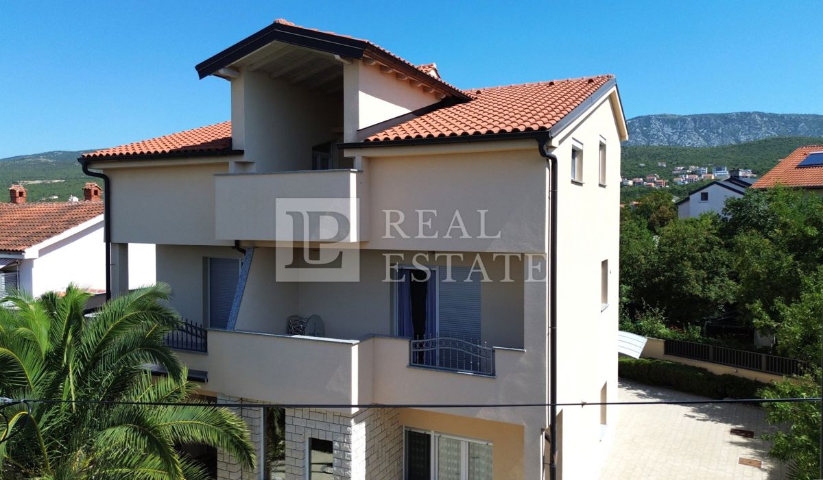 JADRANOVO - spazioso appartamento con tre camere da letto e vista mare