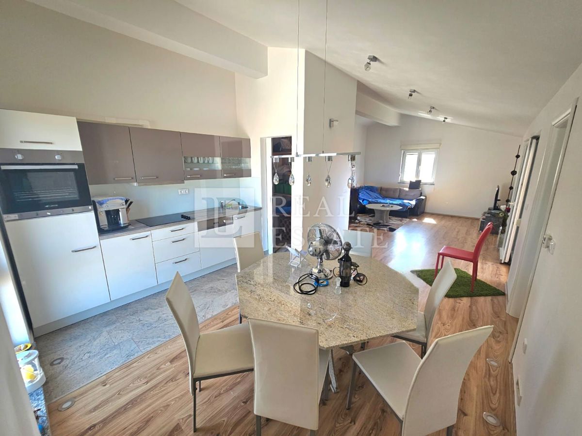 JADRANOVO - spazioso appartamento con tre camere da letto e vista mare