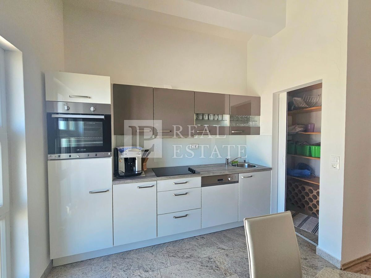 JADRANOVO - spazioso appartamento con tre camere da letto e vista mare