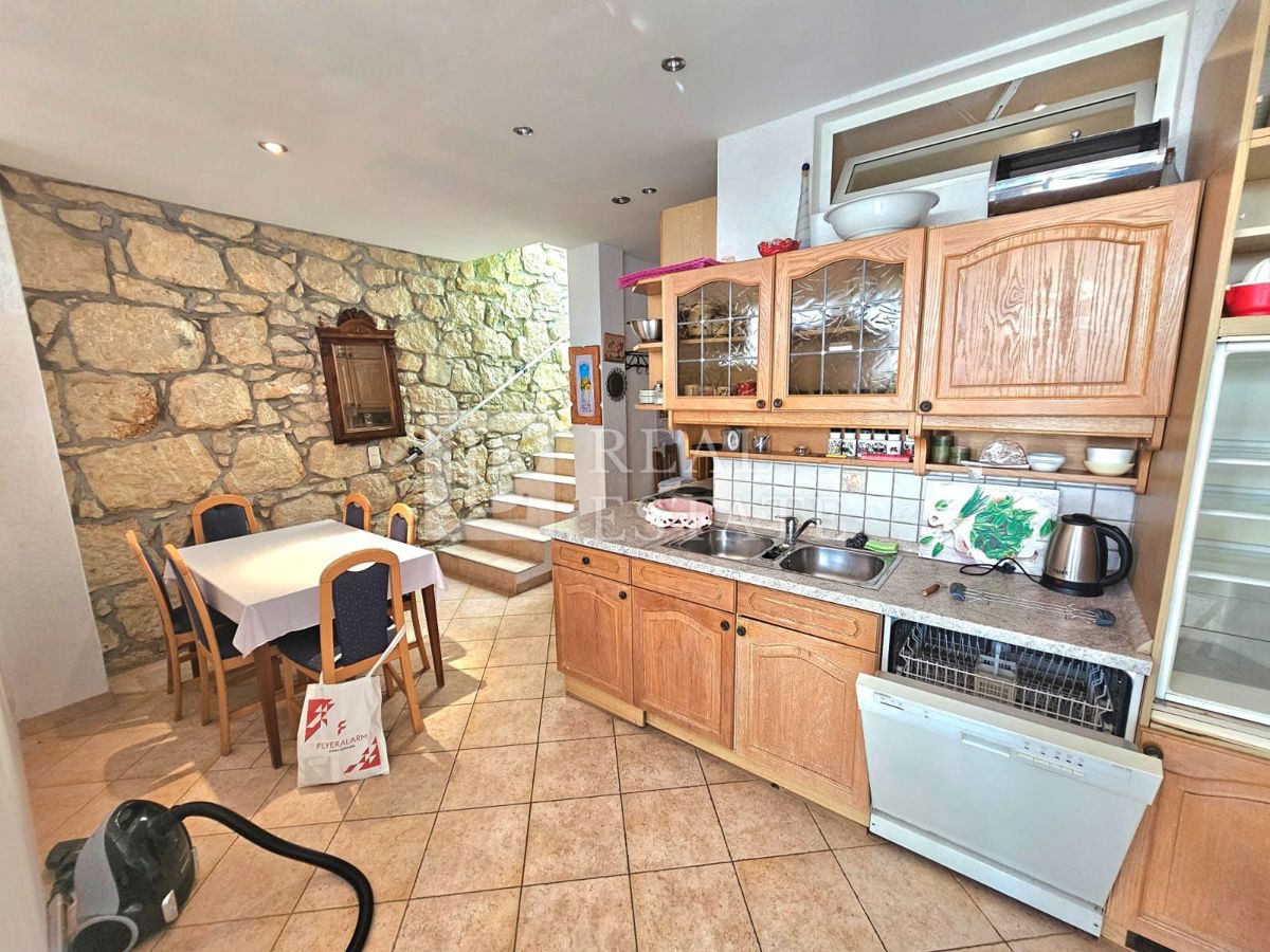 CRIKVENICA - edificio residenziale con 8 appartamenti