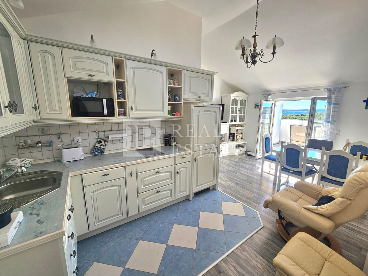 JADRANOVO – VENDITA ESCLUSIVA – Appartamento con 2 camere da letto, a 200 metri dal mare