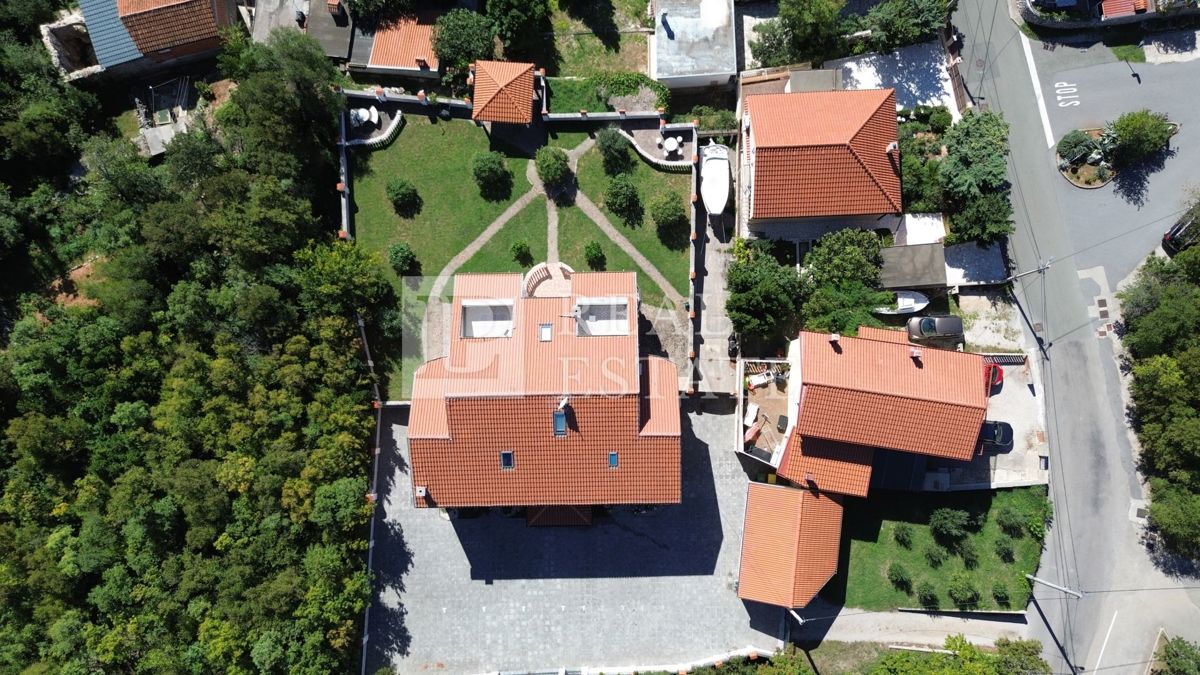 JADRANOVO – VENDITA ESCLUSIVA – Appartamento con 2 camere da letto, a 200 metri dal mare