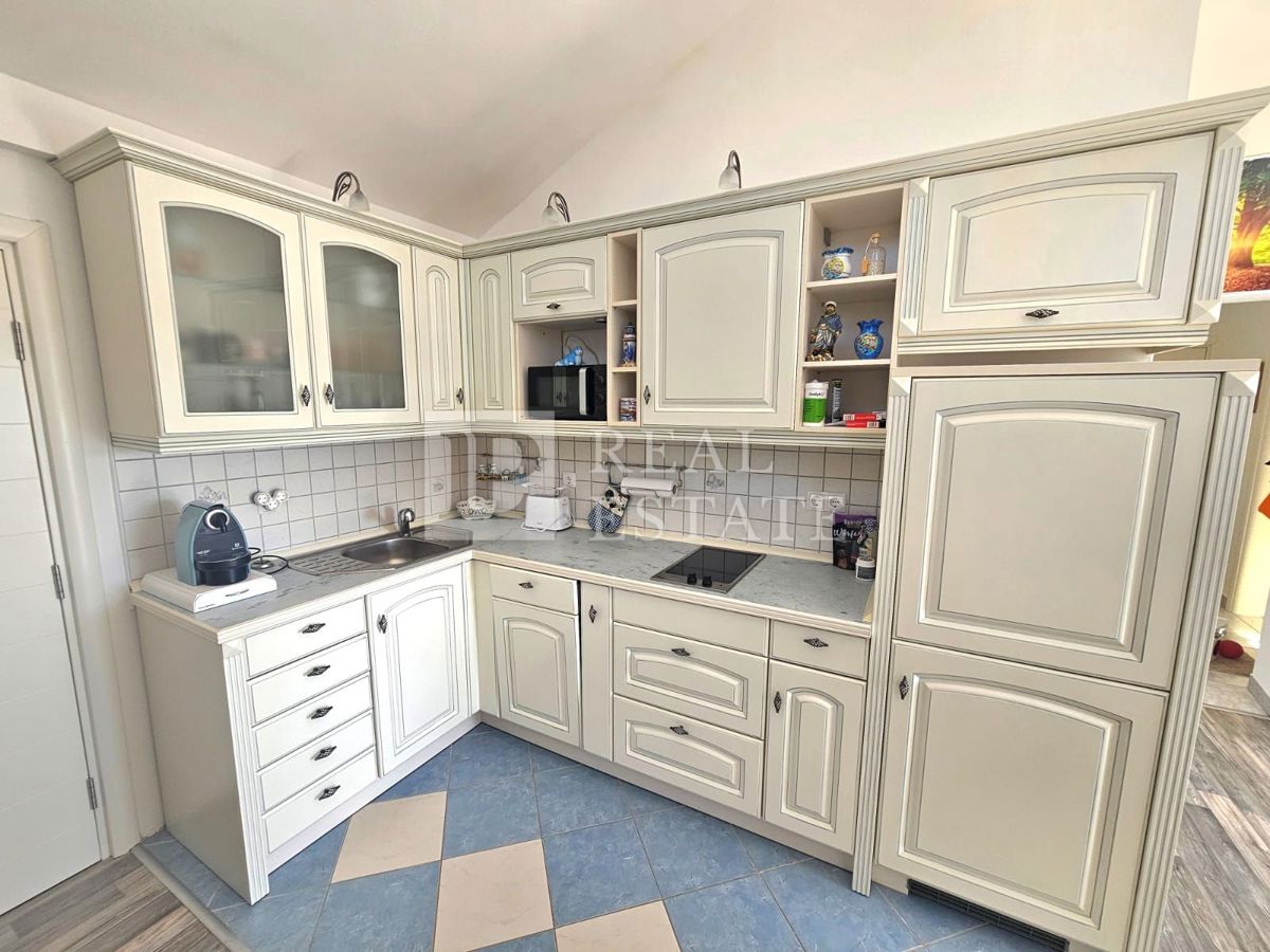 JADRANOVO – VENDITA ESCLUSIVA – Appartamento con 2 camere da letto, a 200 metri dal mare