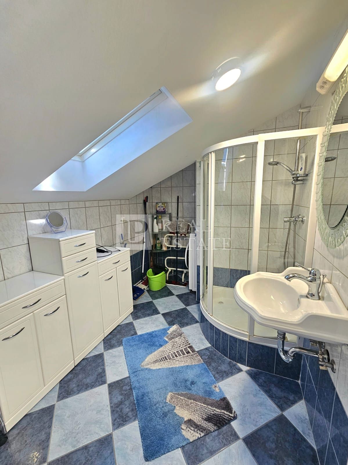 JADRANOVO – VENDITA ESCLUSIVA – Appartamento con 2 camere da letto, a 200 metri dal mare