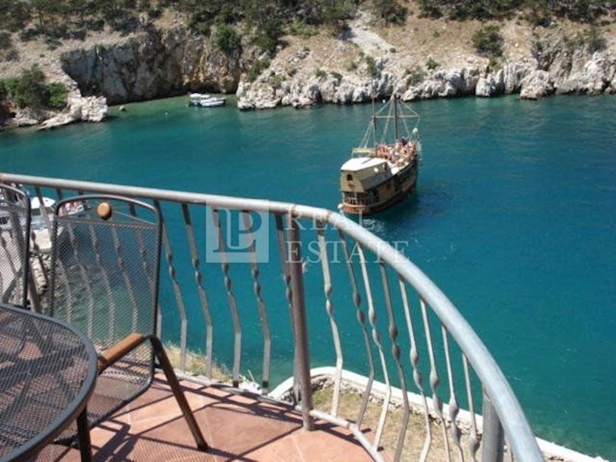 VRBNIK - una casa su una roccia sopra il mare