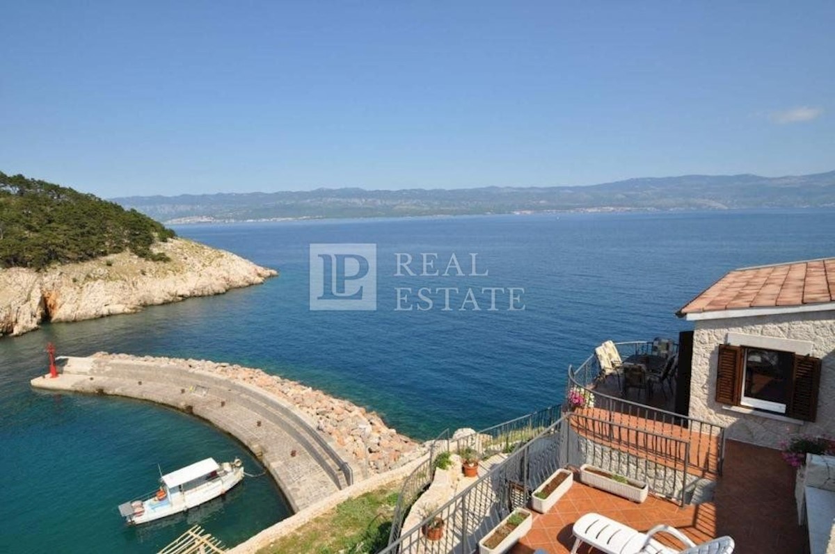 VRBNIK - una casa su una roccia sopra il mare