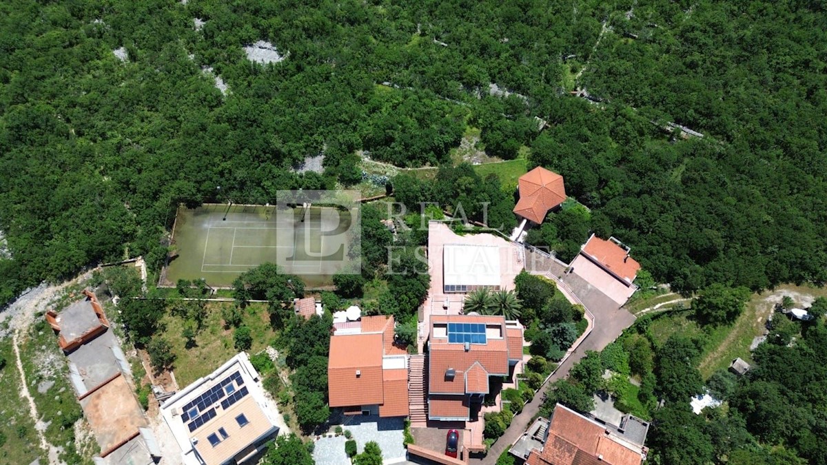 JADRANOVO - villa in prima fila al mare (11 appartamenti, strada privata per la spiaggia, campo da tennis)