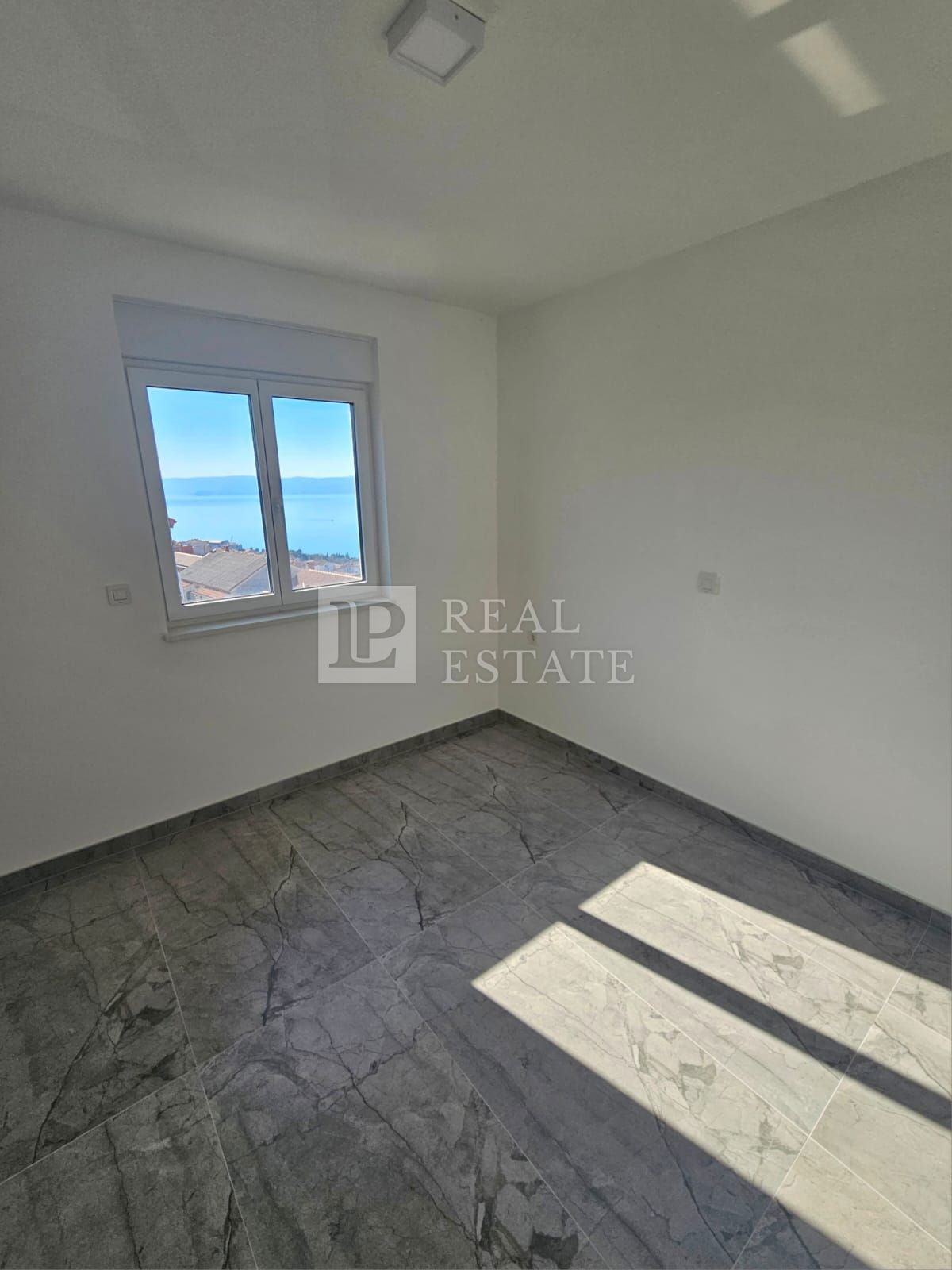 CRIKVENICA - appartamento in un nuovo edificio con vista panoramica sul mare