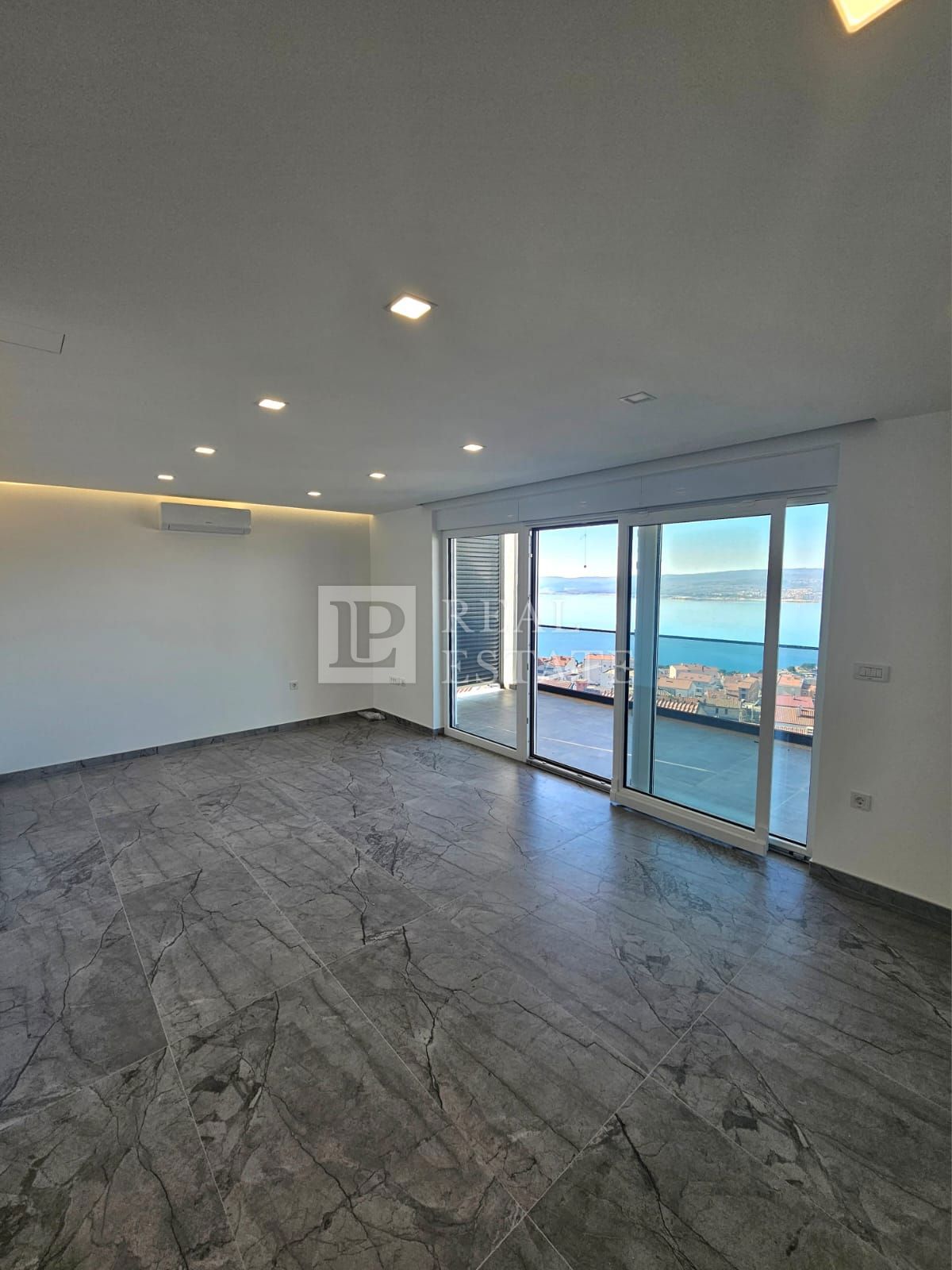 CRIKVENICA - appartamento in un nuovo edificio con vista panoramica sul mare