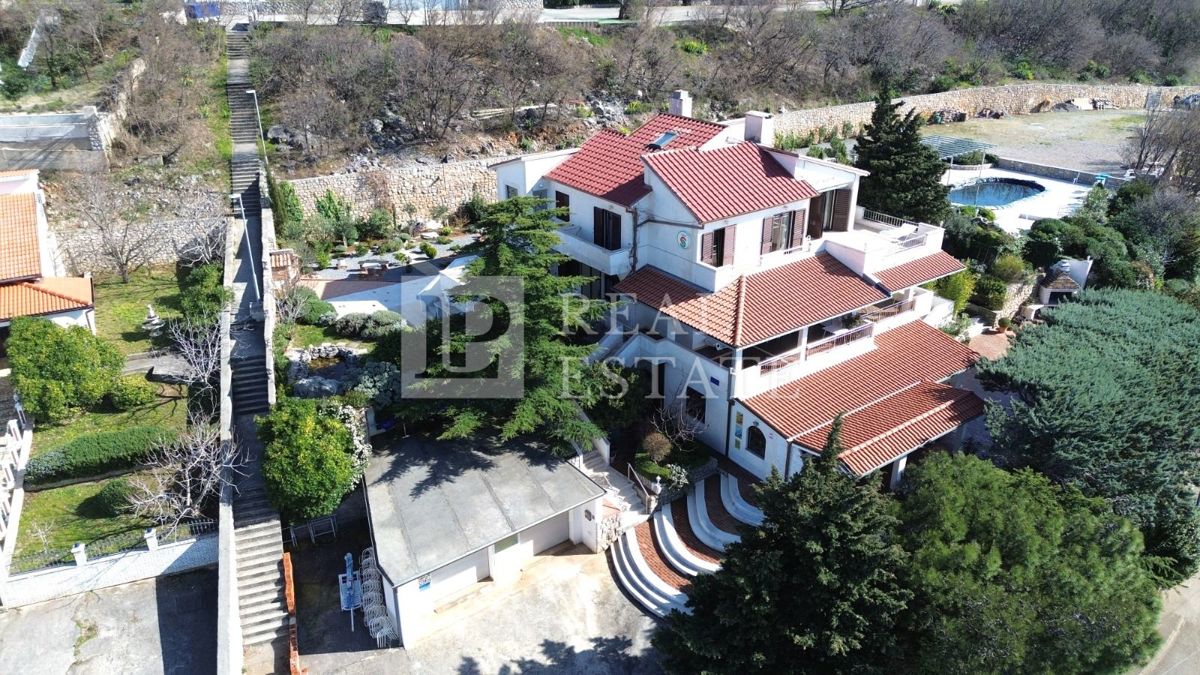KLENOVICA - casa con appartamenti con terreno a 200 metri dal mare