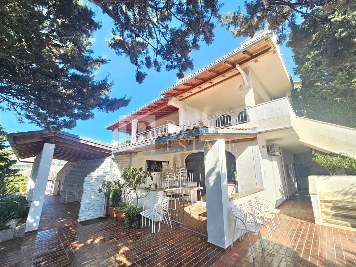 KLENOVICA - casa con appartamenti con terreno a 200 metri dal mare
