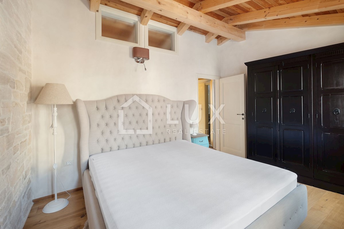 NOVIGRAD - casa in pietra a 30 metri dal mare, centro citta