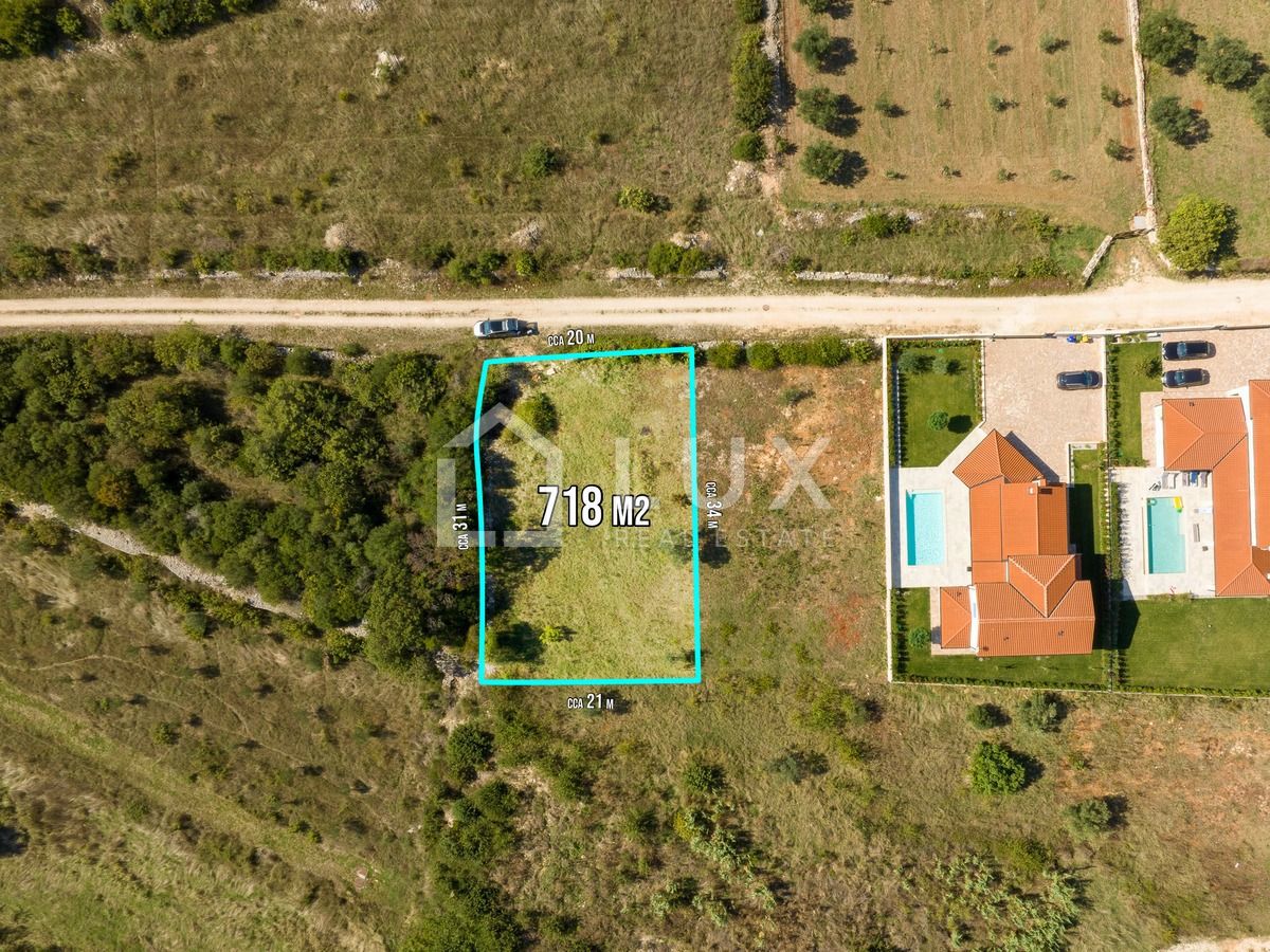 VODNJAN - terreno edificabile 718m2
