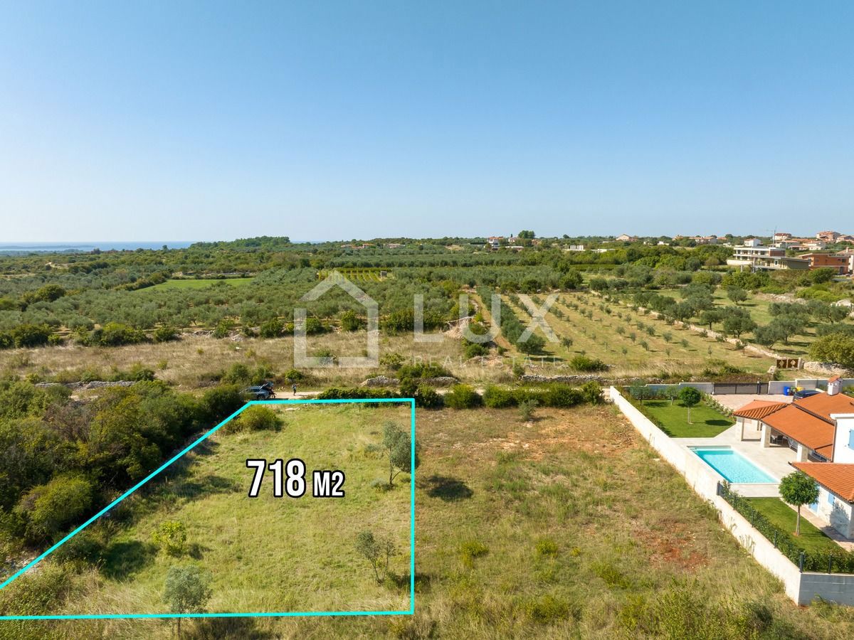 VODNJAN - terreno edificabile 718m2