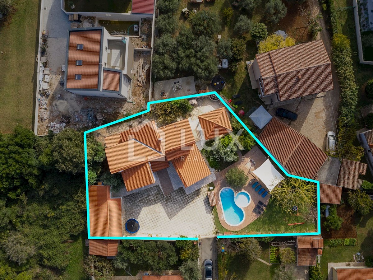 PULA - villa con piscina su un terreno di 1116m2