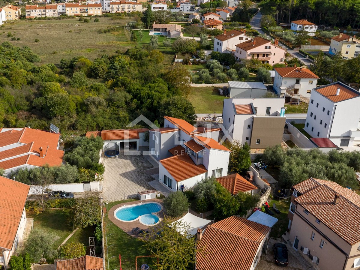 PULA - villa con piscina su un terreno di 1116m2