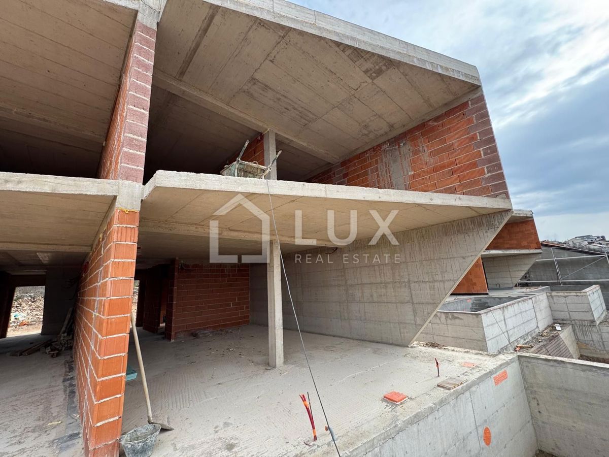 JADRANOVO - appartamento duplex con piscina, non finito