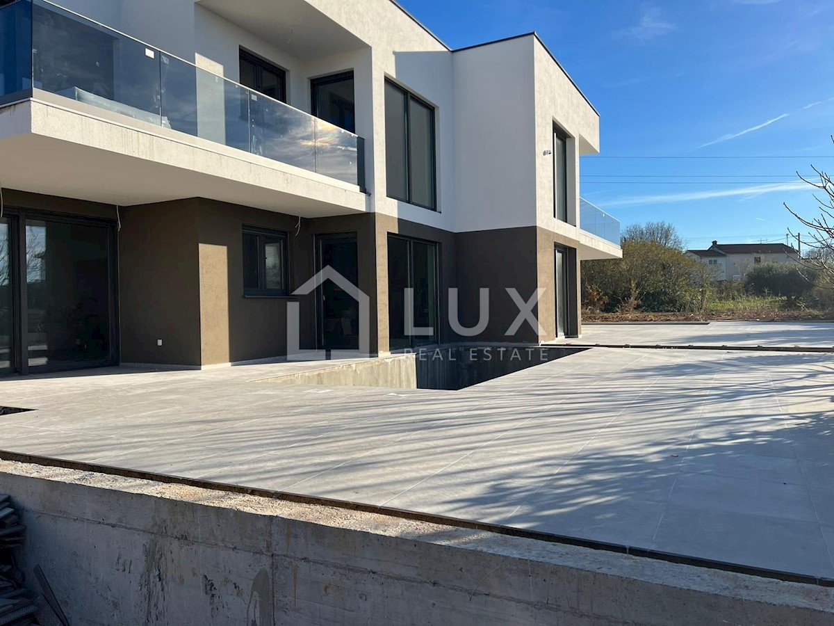 POREČ - appartamento 96m2 con jacuzzi, nuova costruzione