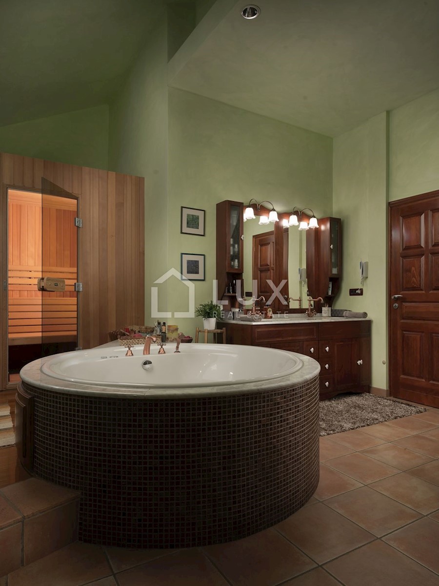 MARČANA - villa di lusso 374m2 su un terreno di 8090m2