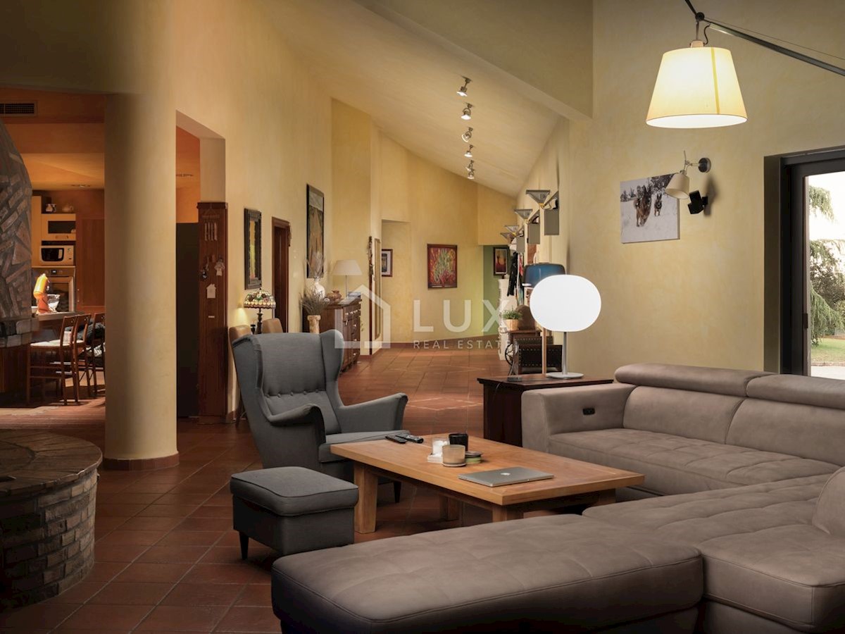 MARČANA - villa di lusso 374m2 su un terreno di 8090m2