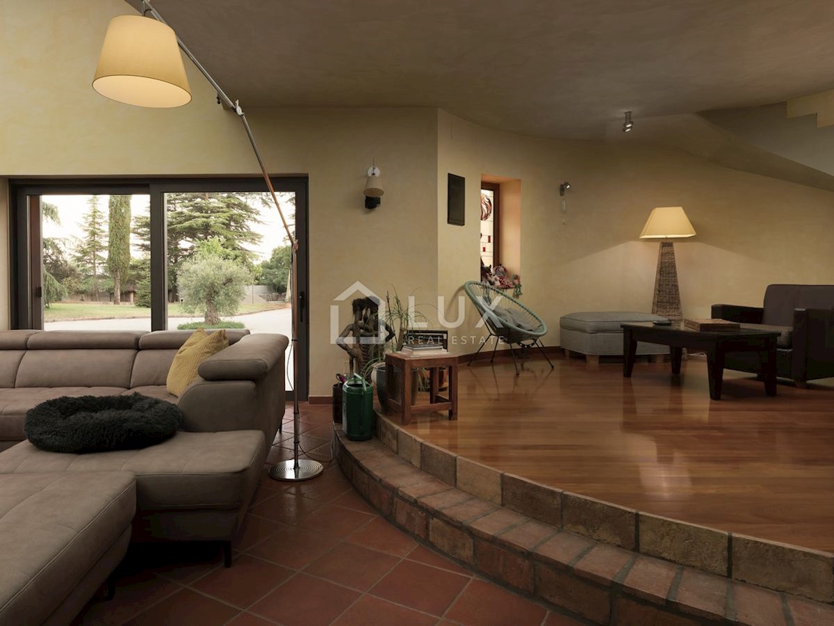 MARČANA - villa di lusso 374m2 su un terreno di 8090m2