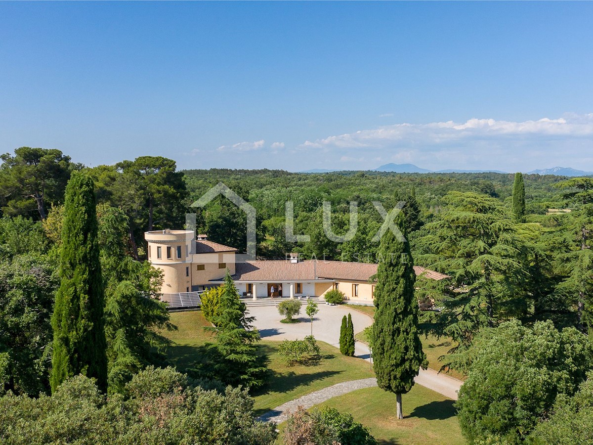 MARČANA - villa di lusso 374m2 su un terreno di 8090m2