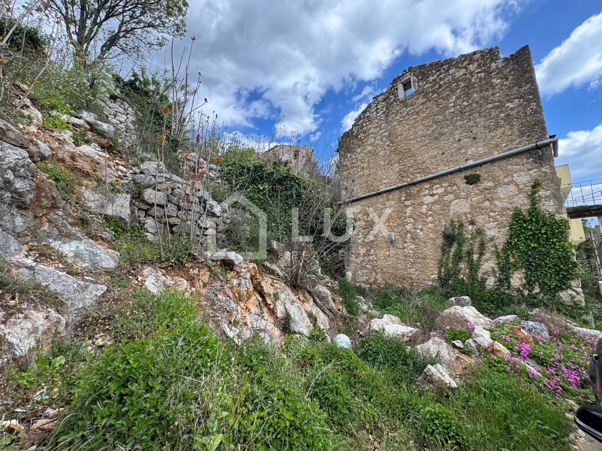 CRIKVENICA - terreno 1380m2 con casa per addattamento
