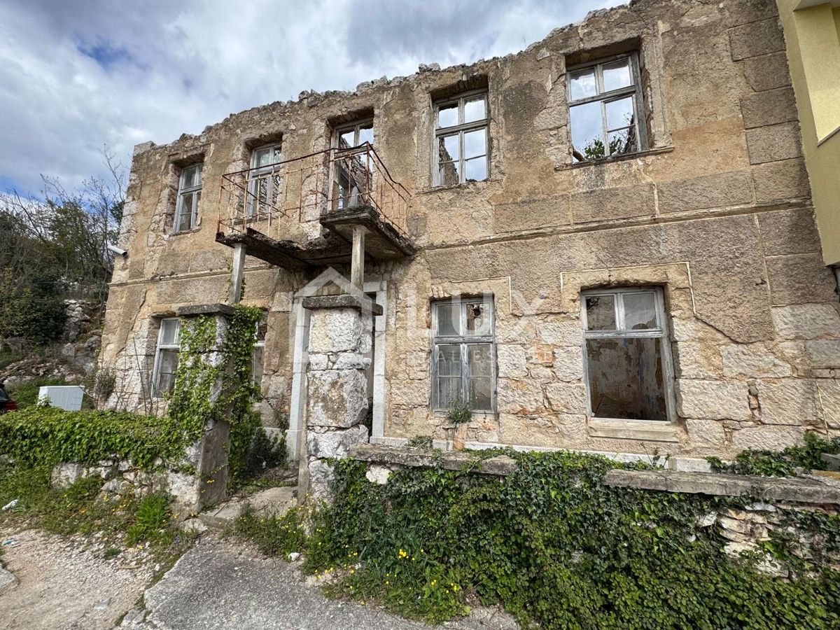 CRIKVENICA - terreno 1380m2 con casa per addattamento