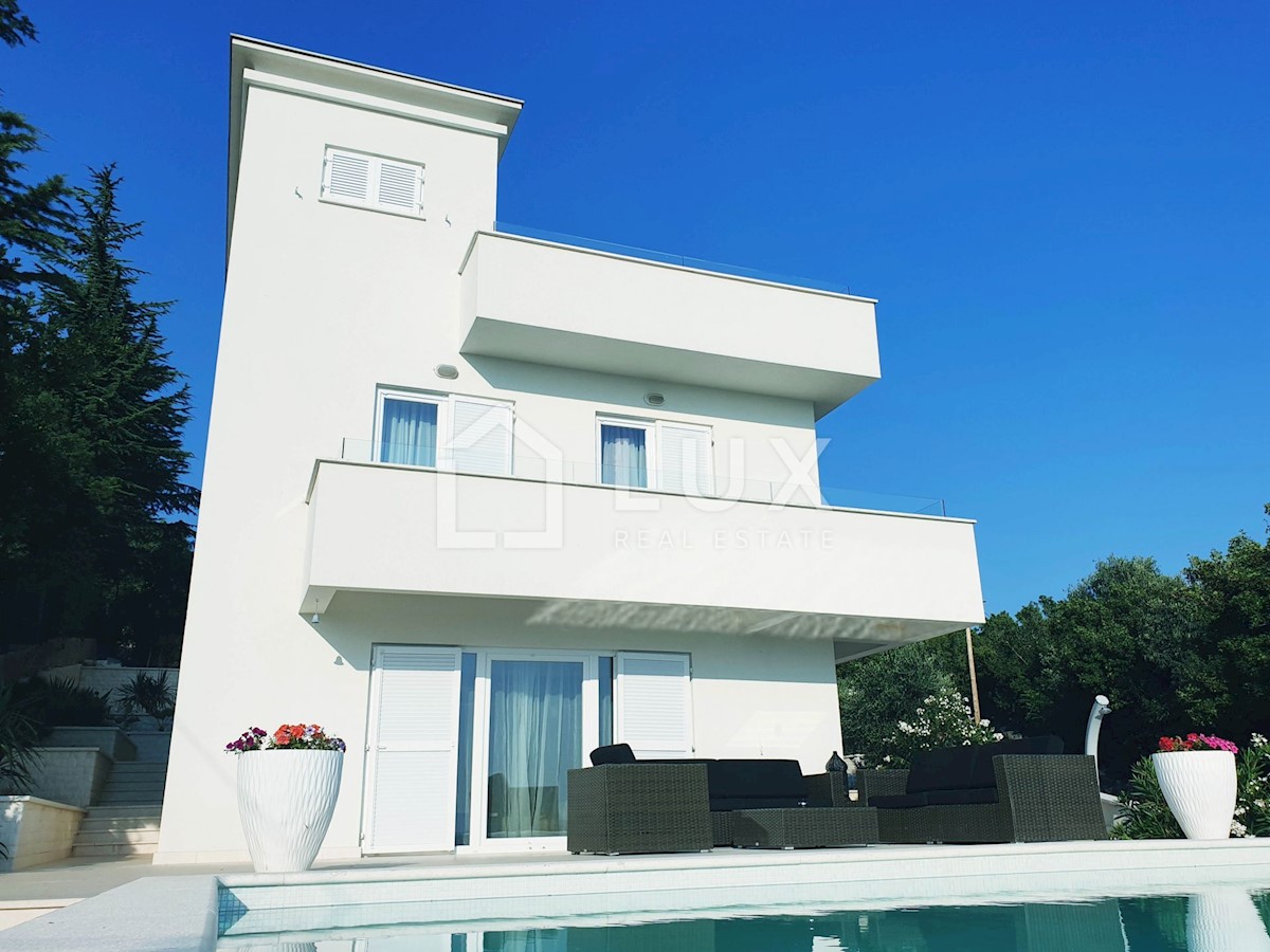 DRAMALJ - appartamento su tre piani con piscina, vista mare