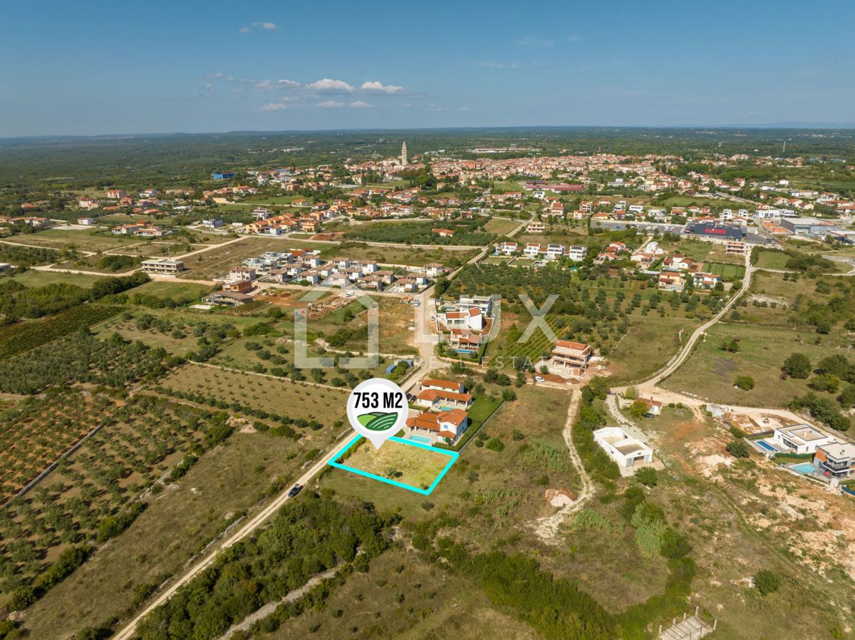 VODNJAN - terreno edificabile 753m2