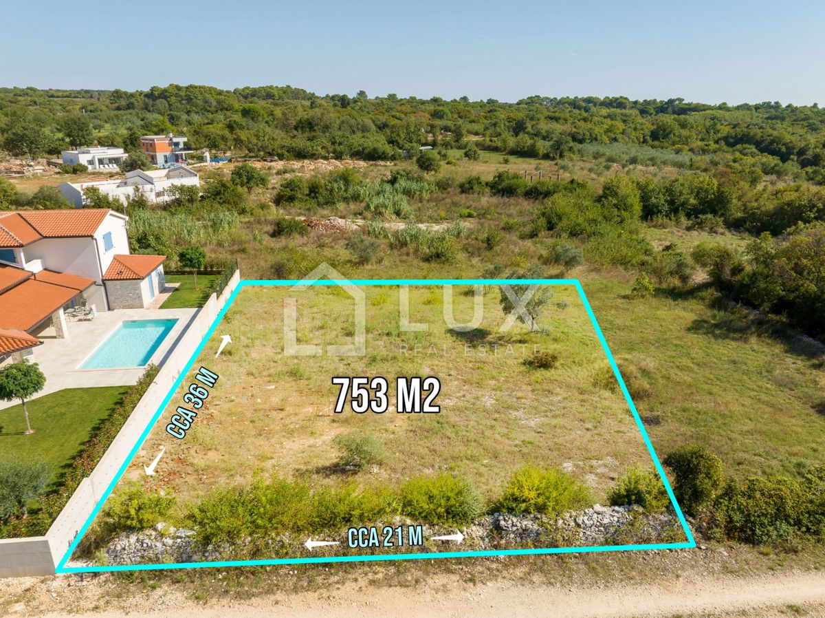 VODNJAN - terreno edificabile 753m2