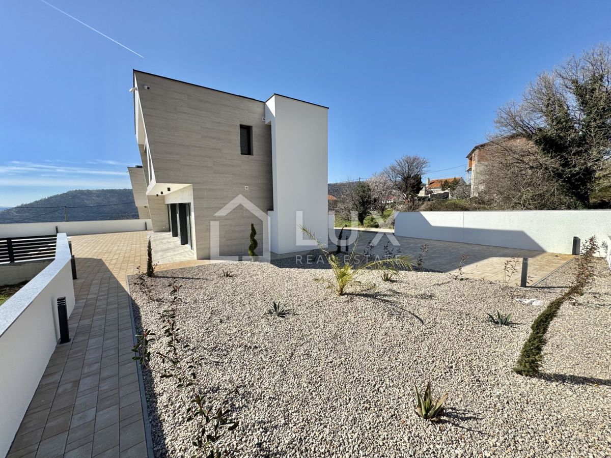 BRIBIR - nuovo edificio con piscina