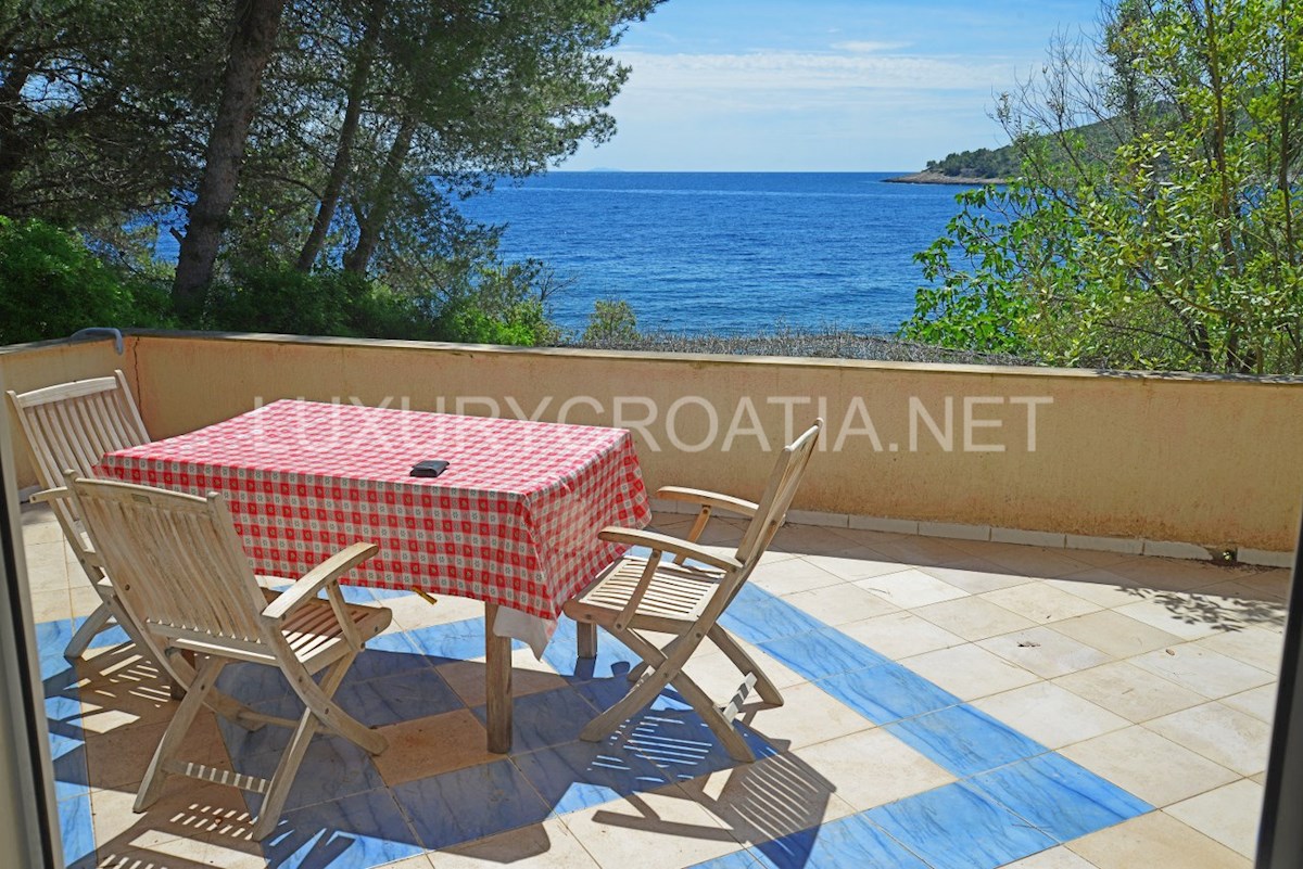 Grande casa vista mare con una spiaggia privata in vendita, Solta