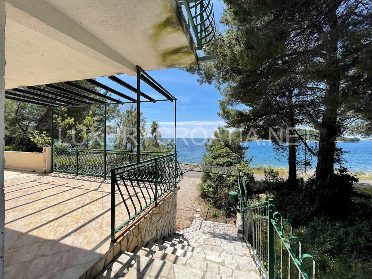 Grande casa vista mare con una spiaggia privata in vendita, Solta