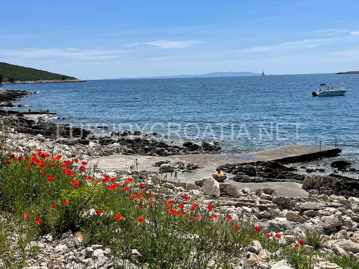 Grande casa vista mare con una spiaggia privata in vendita, Solta