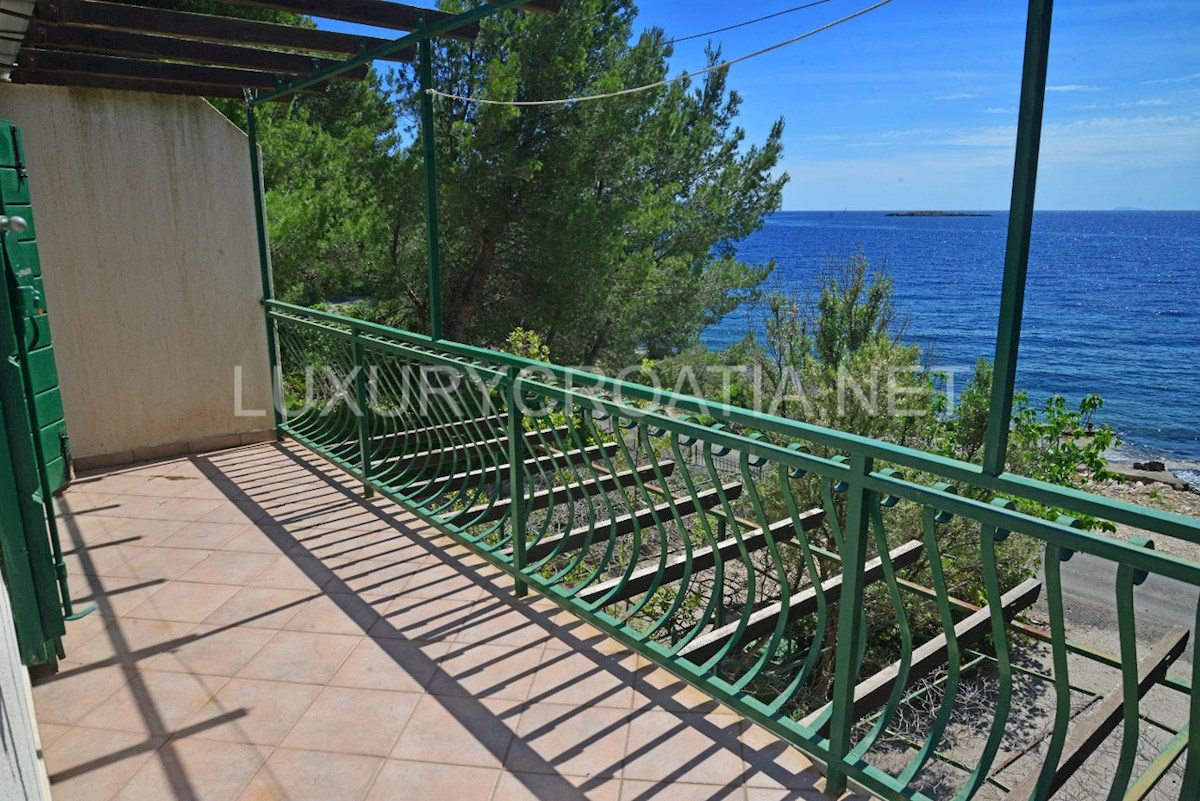 Grande casa vista mare con una spiaggia privata in vendita, Solta