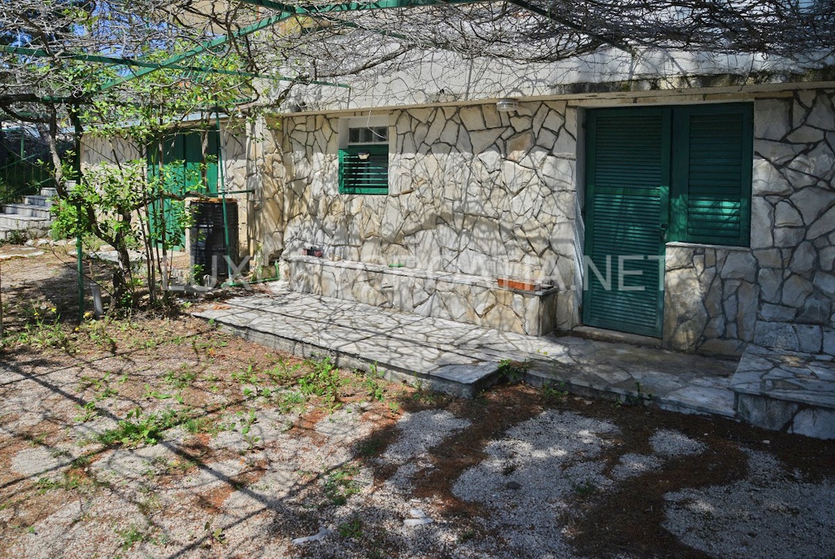 Grande casa vista mare con una spiaggia privata in vendita, Solta