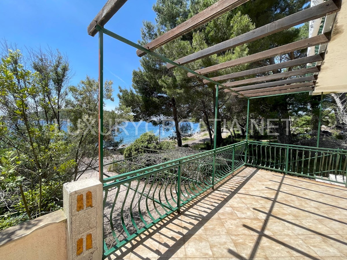 Grande casa vista mare con una spiaggia privata in vendita, Solta