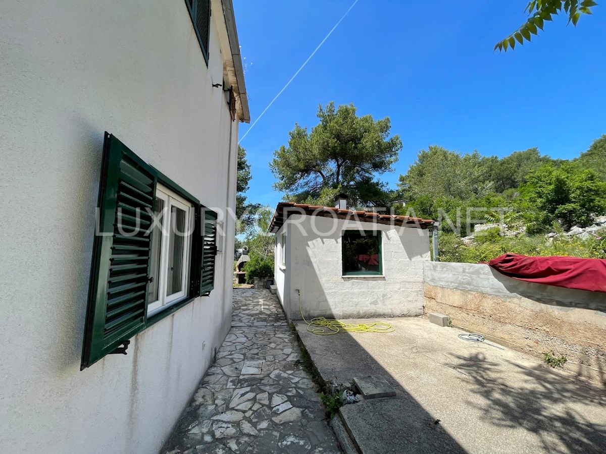 Grande casa vista mare con una spiaggia privata in vendita, Solta