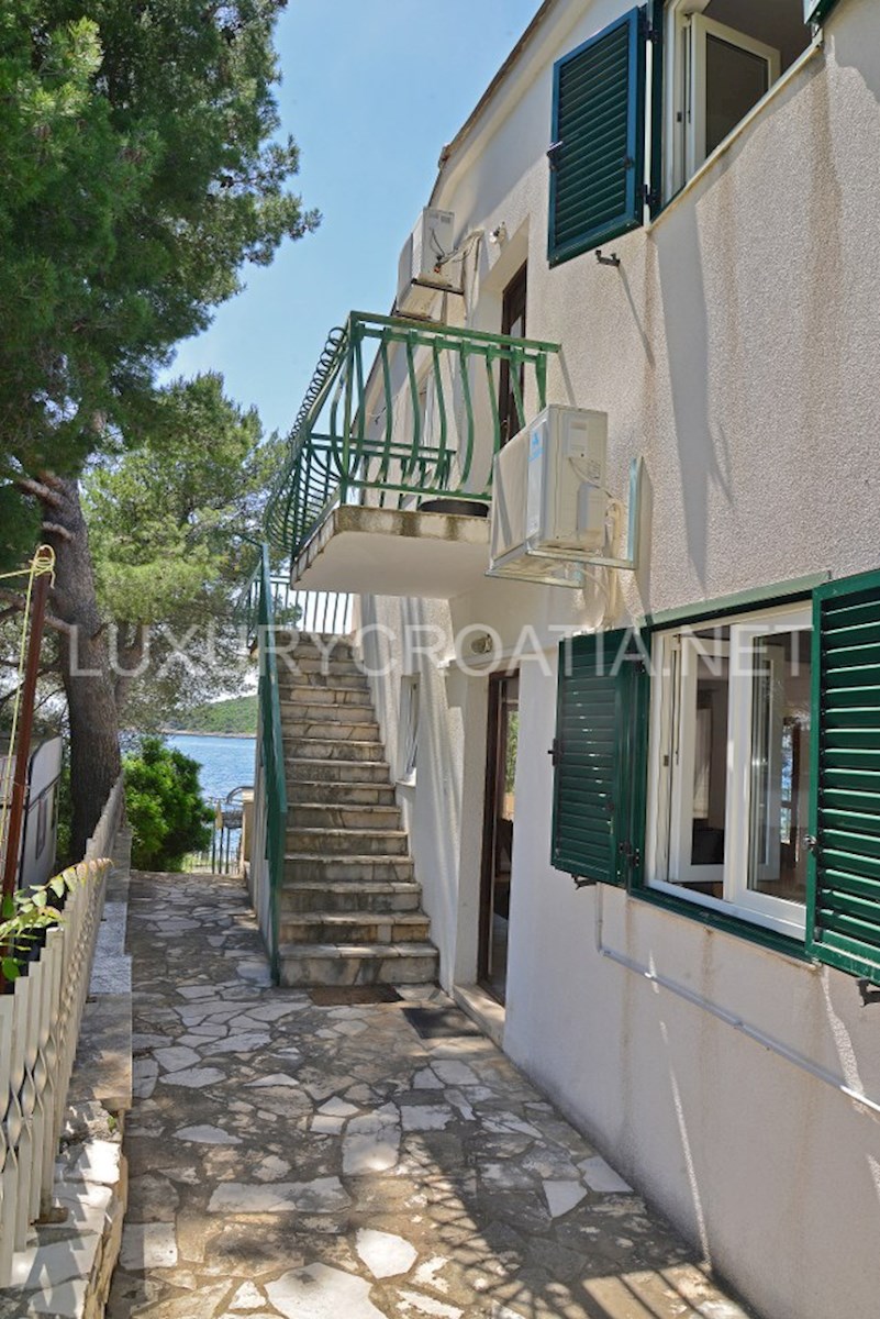 Grande casa vista mare con una spiaggia privata in vendita, Solta