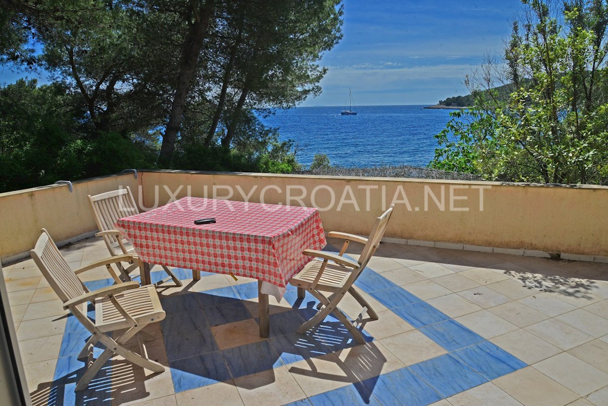 Grande casa vista mare con una spiaggia privata in vendita, Solta