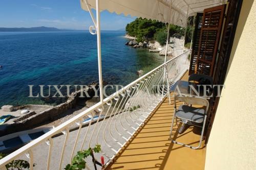 Waterfront house for sale near Makarska