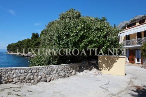 Waterfront house for sale near Makarska