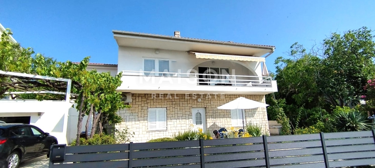 Città di Krk, casa con 3 unità abitative