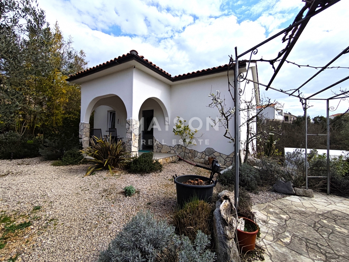 Casa indipendente su 900 m² con potenziale