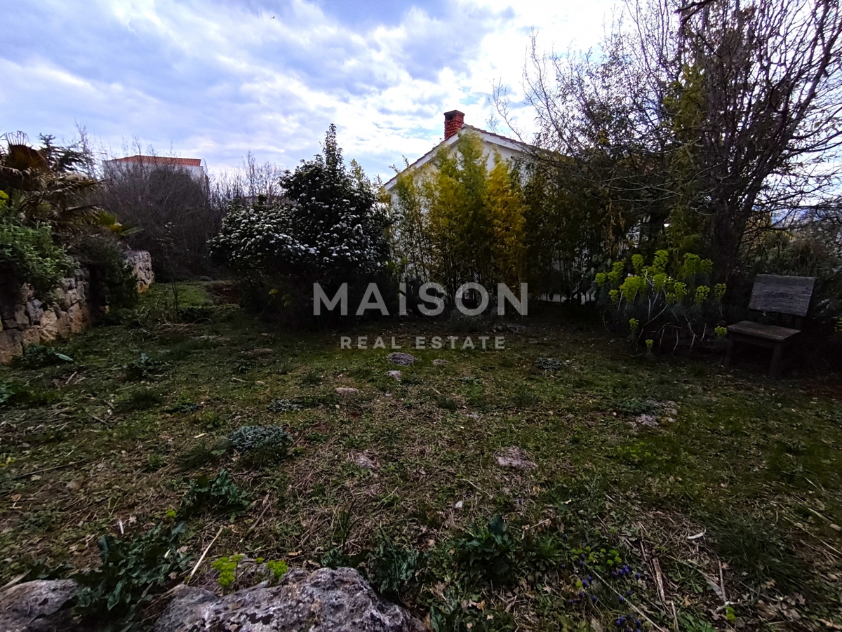 Casa indipendente su 900 m² con potenziale