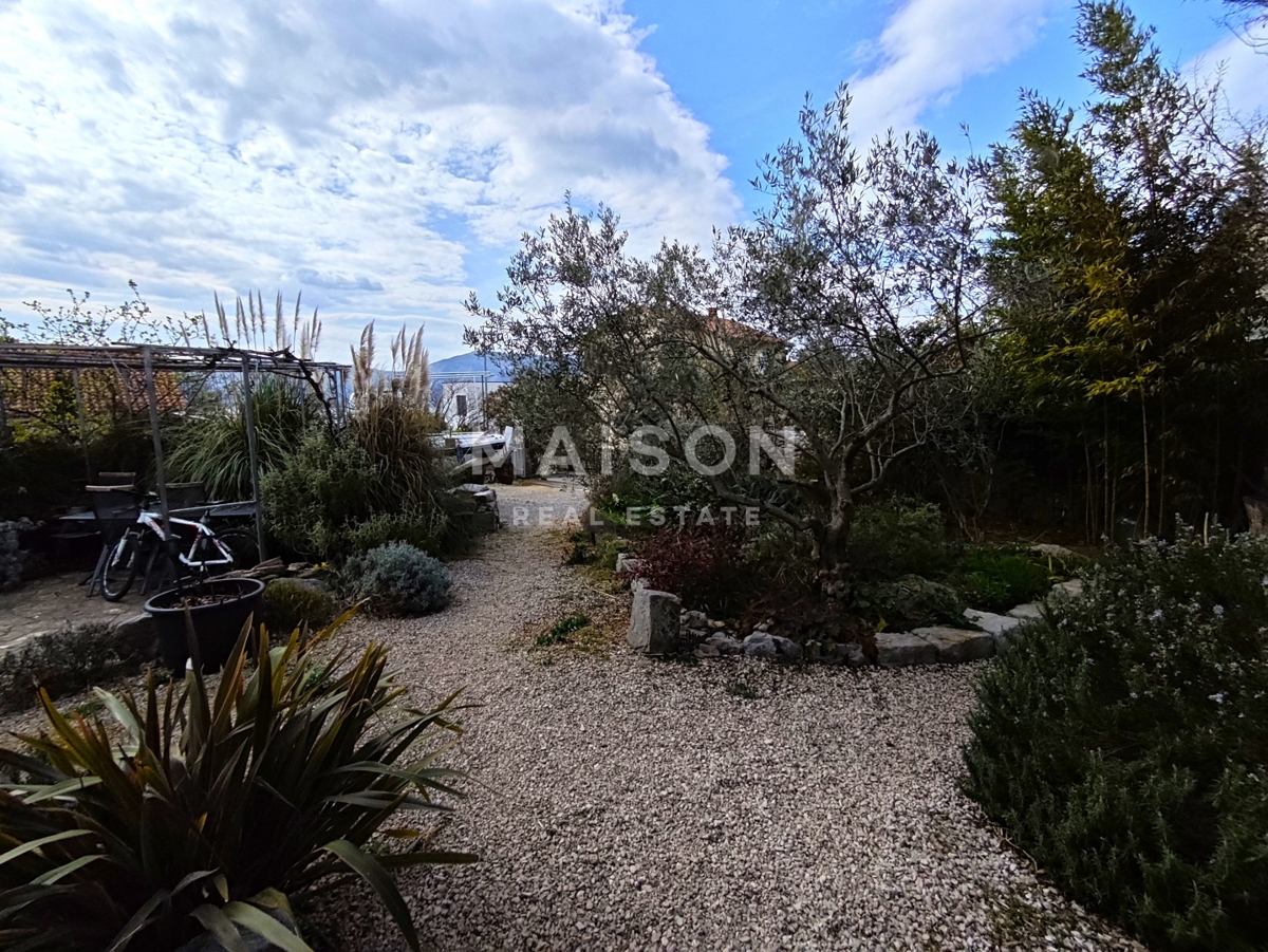 Casa indipendente su 900 m² con potenziale